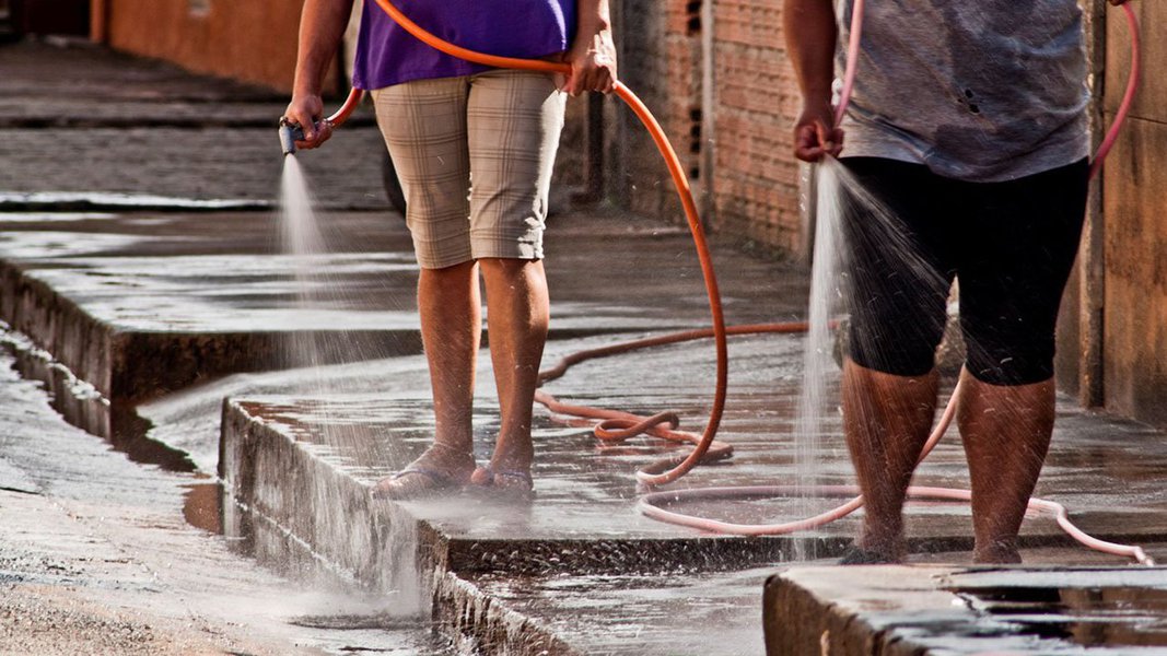 A Agência Reguladora de Águas, Energia e Saneamento Básico do Distrito Federal (Adasa-DF) pretende estabelecer multa de R$ 250 para quem desperdiçar água potável da rede pública em meio à maior crise hídrica da história do DF; só em caso de reincidência terá de pagar R$ 250, valor que dobra – ou seja, R$ 500 – se o problema ocorrer uma terceira vez