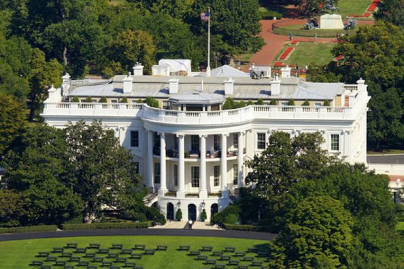 Um intruso que carregava uma mochila foi preso após escalar uma cerca e entrar no terreno da Casa Branca, informou neste sábado o Serviço Secreto dos Estados Unidos, na mais recente quebra da segurança na residência oficial presidencial norte-americana; presidente Donald Trump estava dentro da Casa Branca quando o homem escalou a cerca do complexo; Trump não correu qualquer tipo de perigo durante o incidente, relatou a rede CNN
