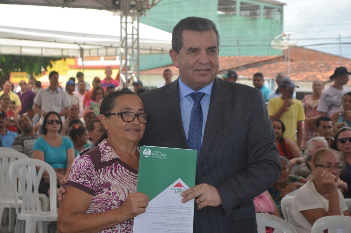 O Conselho Nacional de Justiça (CNJ) arquivou um dos processos contra o desembargador afastado do Tribunal de Justiça de Alagoas, Washington Luiz Damasceno Freitas; caso está relacionado a uma liminar concedida por ele a um prefeito afastado do cargo em troca de apoio político; o desembargador está afastado do cargo desde junho de 2016 e tem ainda outros dois processos pendentes no CNJ