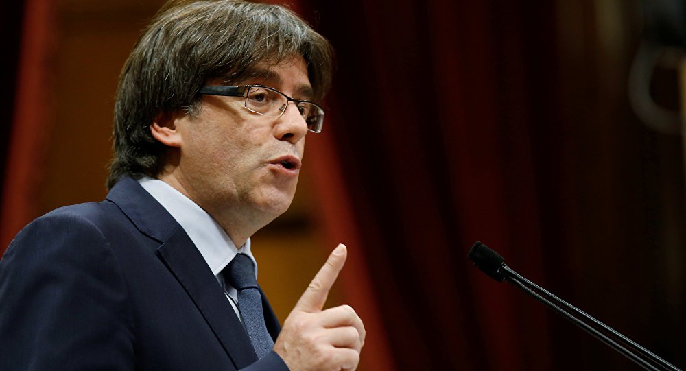 Nesta quarta-feira, o presidente catalão, Carles Puigdemont, acusou o governo espanhol de suspender de fato a autonomia da região através de ações que visavam impedir realização de referendo para independência da Catalunha; "O Estado espanhol suspendeu de fato a autonomia da Catalunha", afirmou Puigdemont na televisão depois de reunião de emergência, realizada pelo governo da Catalunha, por causa da detenção de vários altos cargos catalães pela Guarda Civil espanhola