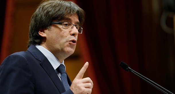 Nesta quarta-feira, o presidente catalão, Carles Puigdemont, acusou o governo espanhol de suspender de fato a autonomia da região através de ações que visavam impedir realização de referendo para independência da Catalunha; "O Estado espanhol suspendeu de fato a autonomia da Catalunha", afirmou Puigdemont na televisão depois de reunião de emergência, realizada pelo governo da Catalunha, por causa da detenção de vários altos cargos catalães pela Guarda Civil espanhola