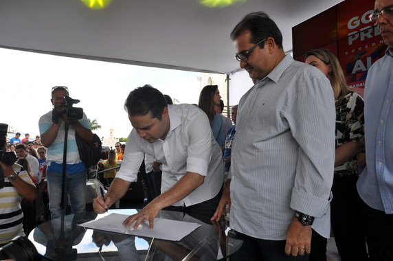 O governador  de Alagoas, Renan filho (PMDB), assina a ordem de serviço para a construção do Hospital Metropolitano, nesta segunda-feira (27), no terreno onde será erguida a unidade de saúde, localizado às margens da Avenida Menino Marcelo, em Maceió; unidade contará com 180 leitos, divididos em 100 para atendimentos clínicos, 20 para UTI adulto e pediátrico, e 20 de UCI e UTI Neonatal; terá, também, atendimentos voltados para a mulher - clínicos e ginecológicos e 40 leitos obstétricos para partos normais