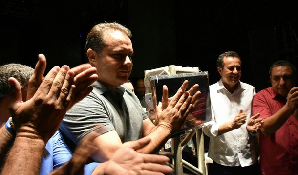 Nos três dias da oitava edição do Governo Presente, que contemplou os municípios de Piranhas, Delmiro Gouveia, Olho D'água do Casado, Canapi, Inhapi, Mata Grande, Pariconha e Água Branca, no Sertão de Alagoas, 38 quilômetros de rodovia completamente recuperados foram inaugurados e outros 26 tiveram ordens de serviço assinadas pelo governador Renan Filho; "Nós estamos fazendo o maior conjunto de investimentos que o Sertão de Alagoas já viu, com novas estradas, melhorias na Saúde, na Educação e na Segurança Pública", disse o governador