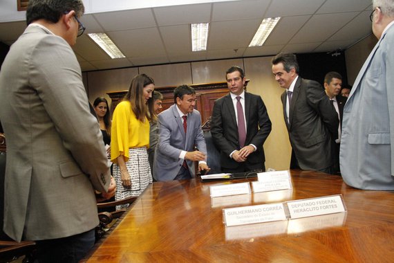 Com cerca de R$ 23 milhões previstos para execução, a infraestrutura pública deverá ser entregue em um ano e meio; segundo o governador Wellington Dias, “nós estamos falando de um aeroporto na região que mais cresce no Brasil. Cresce pela produção de alimentos, milho, arroz, soja, algodão, a produção de vegetal como eucalipto e de frutas e pelo comércio atacadista, comércio varejista e pela mineração. Nessa região que abriga as primeiras bases de energia eólica e energia solar. Ou seja, tudo isso movimenta um mundo de pessoas de outros países e outros estados, além da própria população”; a pista que terá 1.200 metros de extensão, 30m de largura e casa de passageiros, será homologada para aviões de até 50 passageiros