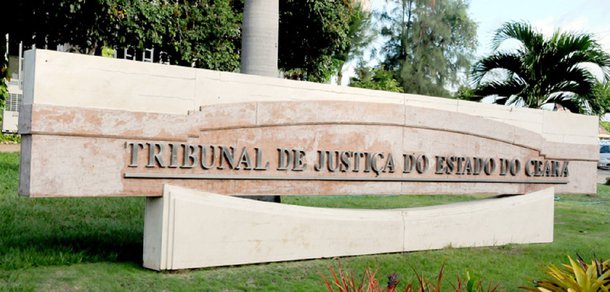 Após a realização, ontem (13), dos mandados e busca e apreensão da nova fase da Operação Expresso 150, que investiga venda de habeas corpus, o presidente do Tribunal de Justiça do Estado do Ceará, Desembargador Francisco Gladyson Pontes, divulgou Nota Pública informando sobre o caso. Dois juízes também foram afastados, mas não tiveram seus nomes divulgados. Informações extra-oficiais apontam os titulares da 4a. e 5a. varas cíveis, Onildo Antonio Pereira da Silva e José Edmilson de Oliveira, como os magistrados investigados nesta fase da operação. O processo corre em segredo de justiça, no Superior Tribunal de Justiça 