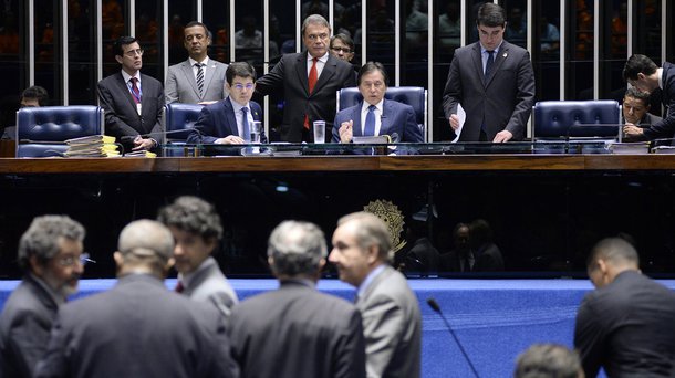 O Plenário do Senado aprovou nesta quarta-feira 31 a proposta de emenda constitucional (PEC) que extingue o foro especial por prerrogativa de função para autoridades federais; proposta acaba com o foro privilegiado em caso de crimes comuns para deputados, senadores, ministros de estado, governadores, ministros de tribunais superiores, desembargadores, embaixadores, comandantes militares, integrantes de tribunais regionais federais, juízes federais, membros do MP, procurador-geral da República e membros dos conselhos de Justiça e do Ministério Público