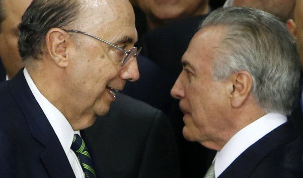 Para especialistas, os resultados do PIB divulgados ontem, indicando um recuo de 3,6%, mostram que a economia brasileira chegou ao fundo do poço e experimentou o período mais agudo de sua crise; pela primeira vez desde o início da série histórica do IBGE, iniciada em 1996, todos os principais indicadores do PIB tiveram recuo; houve queda no investimento (10,2%), na agropecuária (6,6%), no consumo das famílias (4,2%) e na indústria (3,8%); a retomada, eles preveem, deve ser lenta; a instabilidade política e a operação Lava Jato colocam freios em previsões mais otimistas; há ainda alguma dúvida sobre o desemprego e a retomada de investimentos no curto prazo