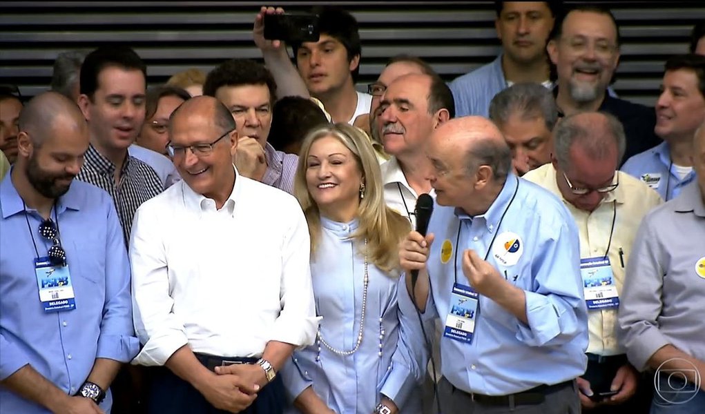 Com gritos de "fora, Aécio", a convenção estadual do PSDB-SP, realizada neste domingo (12), na Assembleia Legislativa de São Paulo, mostrou que o racha no tucanato não cicatrizou;"Ele deveria colocar o pijama e voltar para a casa", disse à imprensa Pedro Tobias, reconduzido no dia à presidência do diretório paulista da sigla, sobre Aécio Neves; "Quieto ele ajuda mais", completou