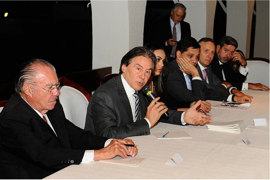 "Durante nosso encontro, os presentes defenderam o voto distrital misto. Este sistema possui um apoio muito maior da sociedade que dos próprios políticos", disse o presidente do Senado, Eunício Oliveira (PMDB-CE), após jantar com deputados e senadores nesta terça-feira (8). A ideia defendida pelos parlamentares, de acordo com o senador, é acabar com as coligações proporcionais e também com as chamadas cláusulas de desempenho ou cláusulas de barreiras