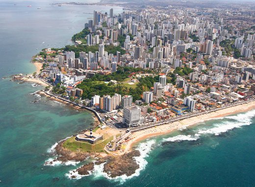 O prefeito ACM Neto sancionou nesta quarta-feira a lei que faz uma nova delimitação dos bairros de Salvador. Com isso, a cidade passa a ter 163 bairros, incluindo as três ilhas – de Maré, dos Frades e de Bom Jesus dos Passos; segundo ele, essa era uma demanda aguardada há décadas pela cidade; "Antes disso, tínhamos o reconhecimento formal de apenas 32 bairros. A nova delimitação tem implicações jurídicas e sociais importantes. Agora, diante dessa realidade dos novos bairros da cidade, vamos poder organizar e planejar todo o futuro de Salvador", disse o democrata"; confira a lista completa com todos os bairros da capital baiana