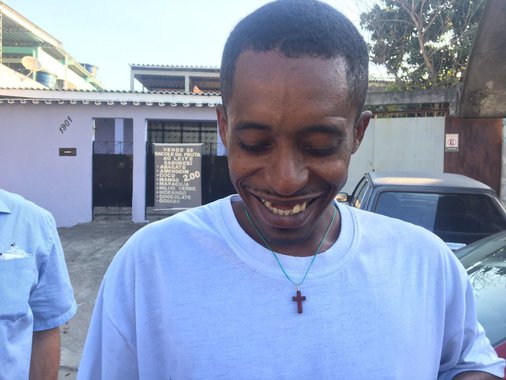 Na quarta-feira (13), ministro do STJ considerou que o ex-catador Rafael Braga poderia cumprir a pena em casa por estar debilitado em decorrência da tuberculose; Braga ficou famoso após ser detido com um frasco de pinho sol nas manifestações de junho de 2013; a reportagem da Ponte Jornalismo acompanhou Braga até a casa dele, na zona norte do Rio: “Tô muito feliz e quero agradecer todo mundo que luta por mim”