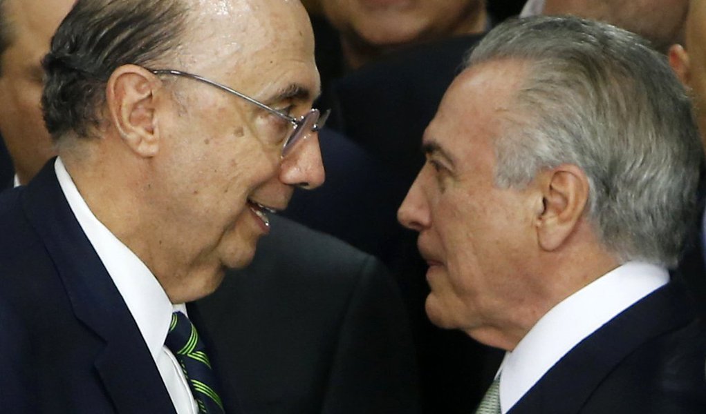 Para especialistas, os resultados do PIB divulgados ontem, indicando um recuo de 3,6%, mostram que a economia brasileira chegou ao fundo do poço e experimentou o período mais agudo de sua crise; pela primeira vez desde o início da série histórica do IBGE, iniciada em 1996, todos os principais indicadores do PIB tiveram recuo; houve queda no investimento (10,2%), na agropecuária (6,6%), no consumo das famílias (4,2%) e na indústria (3,8%); a retomada, eles preveem, deve ser lenta; a instabilidade política e a operação Lava Jato colocam freios em previsões mais otimistas; há ainda alguma dúvida sobre o desemprego e a retomada de investimentos no curto prazo