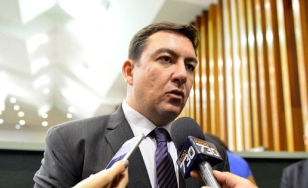 Concluída a primeira votação da PEC do Teto dos Gastos, que foi aprovada por 29 a favor e 11 contra, deputados governistas e oposicionistas revezaram-se em pronunciamentos no plenário da Assembleia Legislativa para elogiar o presidente José Vitti pela condução dos trabalhos; comportamento sóbrio e equilibrado de Vitti foi destacado pelos parlamentares; deputados de oposição como José Nelto (PMDB) e Luis Cesar Bueno (PT) fizeram questão de aplaudir o presidente da Assembleia