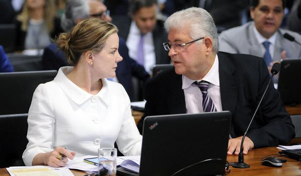 Roberto Requião (PMDB) deverá em breve lançar a colega Gleisi Hoffmann (PT) à reeleição no Senado; presidente nacional do PT pretendia disputar a Câmara, mas foi convencida por Requião a buscar a reeleição no Senado; movimentação deixa clara a intenção do senador peemedebista de concorrer ao governo do Paraná em 2018 com o apoio do ex-presidente Lula; frente de esquerda reuniria os seguintes partidos na chapa Lula-Requião-Gleisi no Paraná: PMDB, PT, PDT, REDE e PCdoB