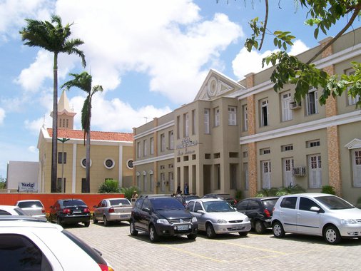 Devido à greve geral programada para esta sexta-feira (28), os colégios Juvenal de Carvalho e Santa Cecília anunciaram que suspenderão as atividades no dia. Enquanto o primeiro se posiciona a favor da paralisação, alegando não concordar com as reformas trabalhistas e sociais do Governo Temer, o segundo diz que a decisão está pautada “na segurança e bem estar de alunos, pais e funcionários”. A decisão vai de encontro à orientação do Sindicato dos Estabelecimentos Particulares de Ensino do Ceará (Sinepe) 