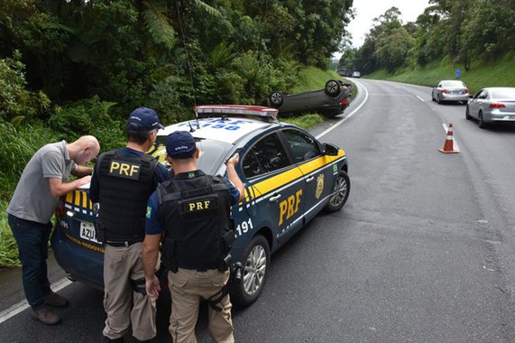 Balanço divulgado pela Polícia Rodoviária Federal (PRF) apontou que, nos seis dias de Carnaval, 20 pessoas morreram nas estradas federais que cortam o Paraná; o número representa mais que dobrou em relação ao mesmo feriado no ano passado, quando oito pessoas perderam a vida em rodovias federais; segundo a PRF, 196 pessoas ficaram feridas nos 192 acidentes atendidos no estado; das 192 situações, 43 foram graves (com mortes ou pessoas gravemente feridas)