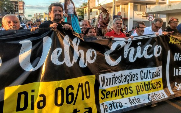 O líder da Oposição no Senado, Humberto Costa (PT), mostrou-se confiante quanto ao papel da sociedade para barrar os planos do governo de Michel Temer de privatizar o setor elétrico, iniciativa que, segundo ele, já estava nos planos dos que derrubaram o governo de Dilma Rousseff; "O governo ilegítimo quer vender a preço de banana patrimônios nacionais como são a Chesf e a Eletrobrás. Mas não será fácil. Constatamos que há uma grande mobilização contra essa sanha privatista, no fundo, um dos verdadeiros motivos de terem dado o golpe e afastado do poder uma presidenta legítima (Dilma Rousseff)", declarou