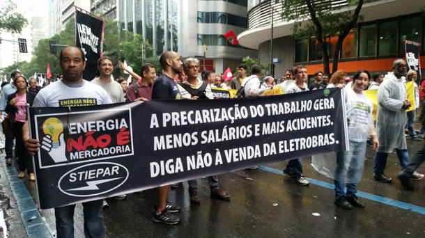 Concentrados nesta terça-feira 3 em frente à sede da Eletrobras no Rio de Janeiro, em ato em defesa das estatais brasileiras e da soberania nacional, sindicalistas e integrantes de movimentos sociais denunciaram irregularidades na proposta de venda das distribuidoras da empresa de energia pelo governo Temer; denúncias apresentadas pela Associação de trabalhadores da Eletrobrás (AEEL) na semana passada envolvem o presidente da companhia, Wilson Ferreira