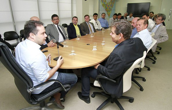 Partidos aliados ou teoricamente alinhados com o governador Renan Filho (PMDB) já começam a definir os seus chamados ‘puxadores de voto’ e até uma lista com prováveis candidatos a deputado federal foi parar nas redes sociais; são mais de 10 partidos com expectativa de eleger entre 4 e 6 parlamentares; e com as pesquisas indicando o bom índice de popularidade de Renan Filho, o número de partidos aliados deve crescer ainda mais nos próximos meses
