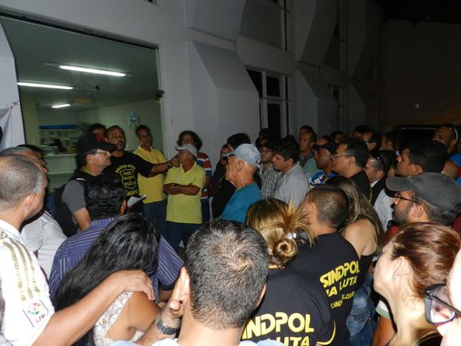 Para o Sindicato dos Policiais Civis de Alagoas (Sindpol), a decisão do Supremo Tribunal Federal (STF) de considerar inconstitucional o direito a greve dos profissionais ligados a área da segurança pública é "mais um ataque do Judiciário contra os trabalhadores brasileiros”; já o Sindicato dos Policiais Federais de Alagoas (Sinpofal) afirma que a decisão não afeta em nada o estado de greve iniciado pela categoria”