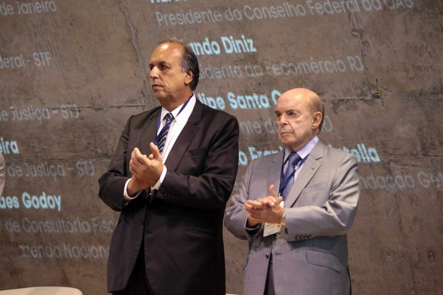 O governador do Rio, Luiz Fernando Pezão, e o vice, Francisco Dornelles foram cassados pelo plenário do tribunal no início de fevereiro, por abuso de poder econômico e político; de acordo com o TRE, o governo fluminense concedeu benefícios financeiros a empresas como contrapartida para doações posteriores à campanha dos dois, na eleição de 2014