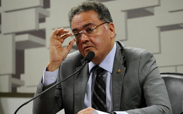 O senador Roberto Rocha (PSB-MA) é o quinto maior devedor entre os 83 parlamentares que compõem o Senado. É o que aponta um levantamento divulgado pela Procuradoria-Geral da Fazenda Nacional (PGFN), em trabalho produzido pela Coordenação-Geral de Estratégias de Recuperação de Crédito. O parlamentar possui dívida ativa com a união de R$ 283,6 mil; João Alberto de Souza (PMDB-MA) tem dívida de R$ 38,2 mil