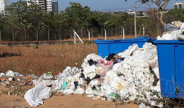 Uma lei em vigor no Tocantins prevê multa de até um salário mínimo quem jogar lixo nas ruas, praças, jardins, escadarias ou em qualquer área pública; a lei vale para pedestres e para quem jogar lixo pela janela dos veículos ou dos prédios; quem descumprir as normas será multado em meio salário mínimo; em caso de reincidência, a multa será de um salário mínimo