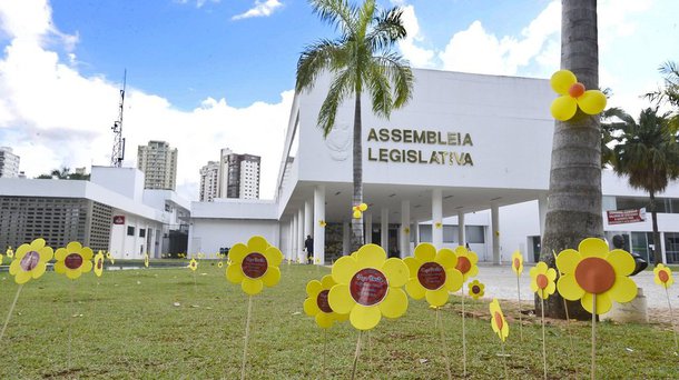 O deputado José Vitti (PSDB) continua inovando em sua gestão à frente da Assembleia Legislativa. Dessa vez, lançou o Gabinete Virtual, uma ferramenta que vai auxiliar o trabalho dos deputados, principalmente nas bases pelo interior do Estado, pois permite que alguns sistemas usados na atividade parlamentar seja acessado de forma remota usando um computador ou celular conectado à internet; novidade foi desenvolvida pela secretaria de Tecnologia da Informação e pensada para que os servidores tenham praticidade na realização de algumas atividades