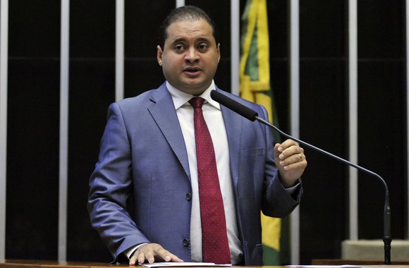 “Estamos rodando o Maranhão e consultando a população sobre o seu posicionamento quanto à Reforma da Previdência, para alinharmos o nosso voto na Câmara Federal”, disse o deputado federal Weverton (PDT) em Lago dos Rodrigues, fazendo referência a si próprio e ao deputado Juscelino Filho (DEM), que também esteve presente; governo quer votar a Reforma da Previdência ainda este ano