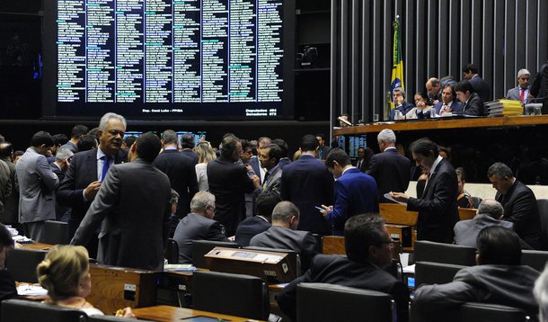 Congresso Nacional aprovou o Orçamento de 2018 com uma previsão de crescimento de 2,5% do Produto Interno Bruto e de déficit primário de R$ 157 bilhões para o governo federal; peça orçamentária aprovada por deputados e senadores estabelece o salário mínimo em R$ 965, contra os R$ 937  praticados atualmente, além de estimar os gastos com a Previdência Social em R$ 585 bilhões  e gastos com o pagamento dos juros da dívida de R$ 316 bilhões