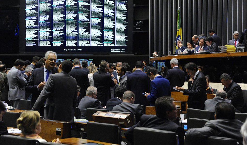 Congresso Nacional aprovou o Orçamento de 2018 com uma previsão de crescimento de 2,5% do Produto Interno Bruto e de déficit primário de R$ 157 bilhões para o governo federal; peça orçamentária aprovada por deputados e senadores estabelece o salário mínimo em R$ 965, contra os R$ 937  praticados atualmente, além de estimar os gastos com a Previdência Social em R$ 585 bilhões  e gastos com o pagamento dos juros da dívida de R$ 316 bilhões