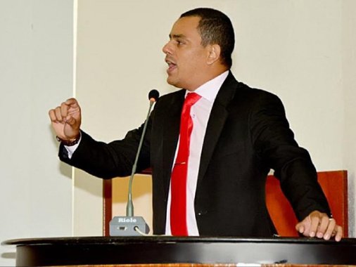 O vereador Terciliano Gomes Araújo, de Araguaína, foi eleito o novo presidente da União dos Vereadores de Tocantins (Uvet), para o quadriênio 2017/2021. Ele disputou a presidência com o vereador Júnior Pacheco, de Colinas do Tocantins, vencendo por 275 votos contra 114