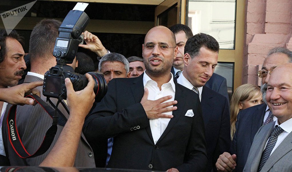 Saif al-Islam Kadhafi, filho do ex-líder do Líbano, Muammar Kadhafi, planeja concorrer à presidência nas próximas eleições de 2018 no país, confirmou o porta-voz, Basem al-Hashimi al-Soul; "Saif al-Islam Kadhafi, filho do ex-presidente da Líbia, goza do apoio das principais tribos da Líbia para que ele possa concorrer às próximas eleições presidenciais previstas em 2018", disse Al-Soul; Saif foi libertado da prisão em junho, seis anos após o levante apoiado pela OTAN que expulsou seu pai e mergulhou país em uma guerra de milícias e completa anarquia; Kadhafi filho é acusado de ordenar o assassinato de manifestantes para defender sua família