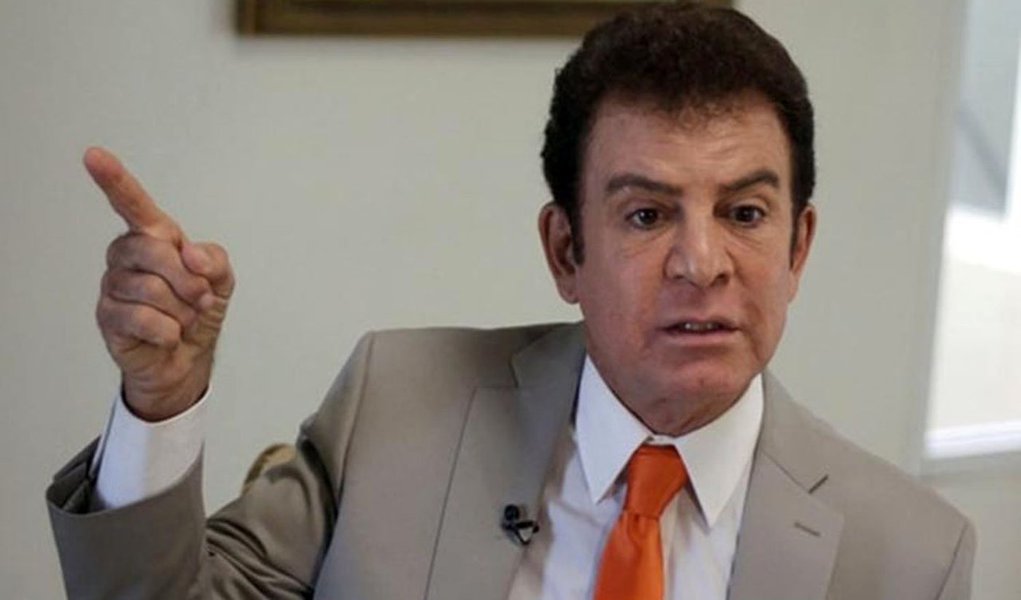 “Acham que temos caras de bobos e querem roubar nossa vitória”, denunciou Salvador Nasralla, candidato presidencial em Honduras. Ele assegurou que nem todas as atas de apuração foram contabilizadas. O candidato da Aliança de Oposição contra a Ditadura expressou nesta quarta-feira (29) que não reconhecerá os resultados “do sistema trapaceiro do Tribunal Supremo Electoral” (TSE) e afirmou: “sou o presidente da República de Honduras”