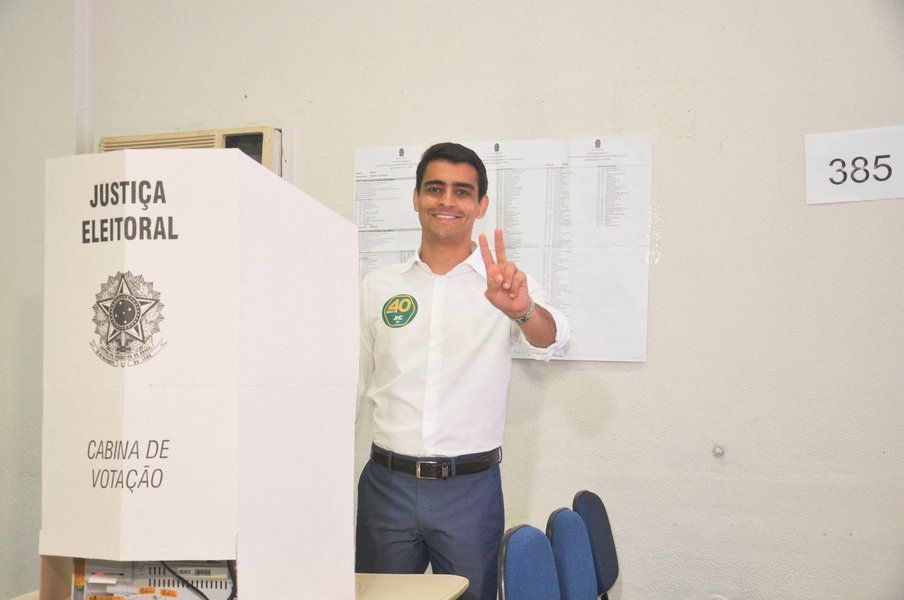 O deputado federal João Henrique Caldas (PSB-AL) protocolou pedido de impeachment do presidente Michel Temer na Câmara Federal nessa quarta-feira (17) à noite; já é o segundo documento que pede a saída de Temer, depois do protocolado pelo deputado Alessandro Molon (Rede-RJ); Caldas afirma que Temer tentou obstruir a Justiça, o que "viola o seu dever constitucional de proteger o Texto Fundamental"; ele cita, ainda, que a conduta do peemedebista se enquadra na descrição para o crime de responsabilidade