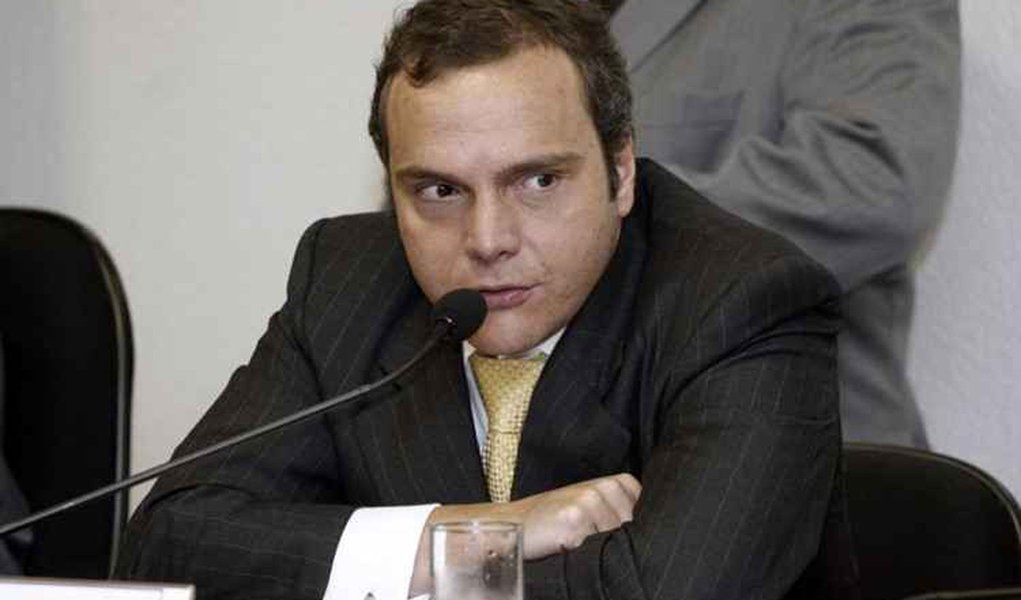 Durante depoimento à Justiça Federal de Brasília nessa sexta-feira, 27, sobre esquema de propina na Caixa Econômica Federal, o corretor financeiro Lúcio Funaro chorou, lamentou que sua filha esteja crescendo com ele na cadeia; "Passou a fase de querer vaidade, querer poder. Faz um ano e meio que minha filha está vindo aqui nas audiências, o senhor [se dirigindo ao juiz Vallisney de Oliveira] conheceu ela um bebê. Eu não quero mais passar por isso. Faz um ano e meio que eu não vejo meu pai. Não tenho coragem de chamar ele para me visitar", disse, chorando; Funaro disse Michel Temer sabia do esquema de corrupção na Caixa