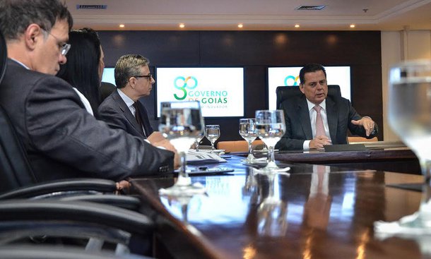 O governador Marconi Perillo e o secretário de Segurança Pública e Administração Penitenciária, Ricardo Balestreri, participaram de reunião do programa Goiás Mais Competitivo e Inovador; em pauta, IMLs e presídios do Estado; “Começamos uma grande força-tarefa na área de segurança, especialmente com vistas a resolver os assuntos burocráticos”, disse Marconi; governador pediu ainda mais comprometimento da cúpula da Segurança Pública para que todas as questões da área possam ser solucionadas; “É preciso que todos façam muito bem o dever de casa para que o estado chegue a bons resultados”, declarou