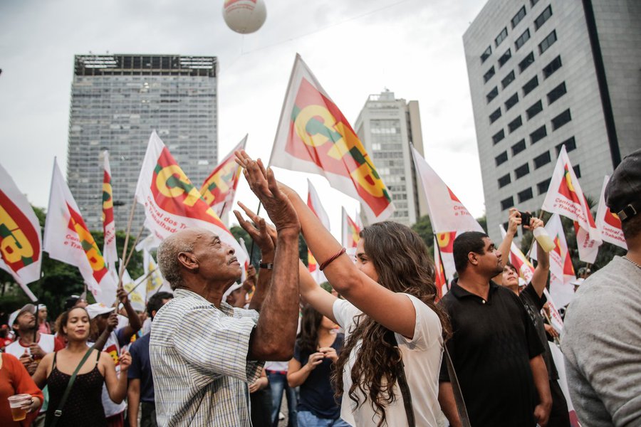 A contrarreforma trabalhista é um atentado contra o Direito do Trabalho, a CLT e a própria Constituição de 1988. Para que se transforme em realidade sem maiores traumas faz-se necessário golpear as entidades sindicais