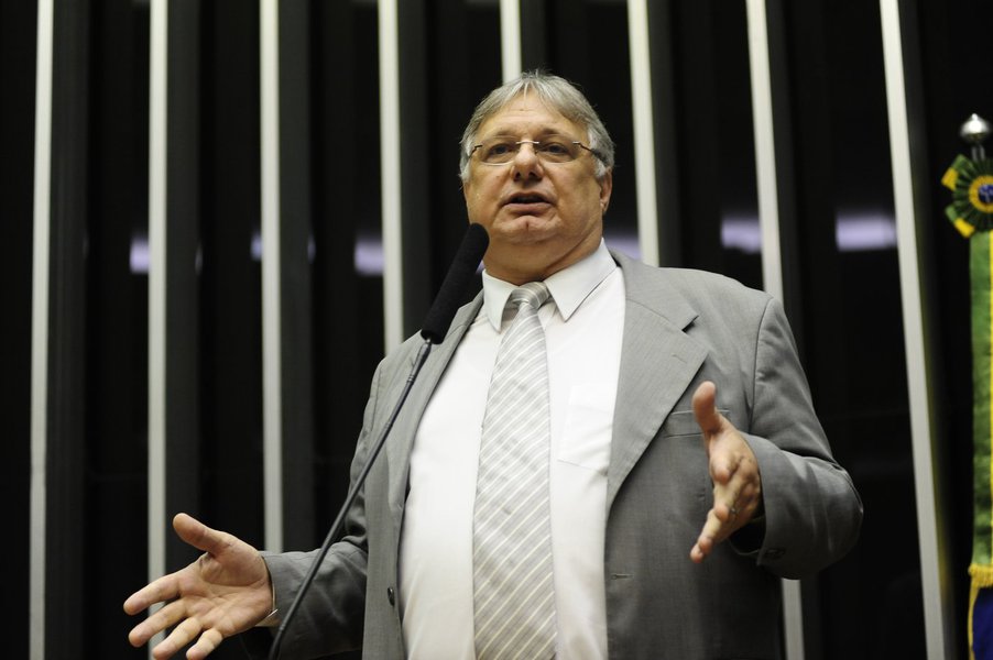 O prefeito em exercício, Moroni Torgan, deverá apresentar hoje (30), na Câmara Municipal, o Plano de Segurança Municipal, da Prefeitura de Fortaleza. O Plano de Segurança deverá trabalhar com a perspectiva de ações preventivas integradas, envolvendo as diversas áreas das políticas publicas municipais, como educação, assistência social, trabalho, cultura e esporte, além do reforço à política de vigilância, com o patrulhamento de ruas e espaços públicos