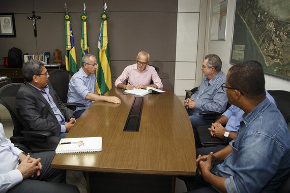 O prefeito Edvaldo Nogueira sancionou o projeto de lei que institui o Plano Municipal de Saneamento Básico; o documento, elaborado com base em estudos da Universidade Federal de Sergipe e da própria administração municipal, estabelece marcos regulatórios na prestação dos serviços de água, esgoto, drenagem e limpeza urbana; com a sanção do projeto, a prefeitura também fica apta a receber recursos para estas áreas; “É um plano com foco no saneamento básico, no esgotamento sanitário, que tem preocupação com a preservação ambiental, o lixo e com a oferta de água na cidade”