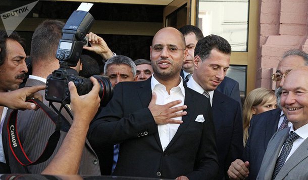 Saif al-Islam Kadhafi, filho do ex-líder do Líbano, Muammar Kadhafi, planeja concorrer à presidência nas próximas eleições de 2018 no país, confirmou o porta-voz, Basem al-Hashimi al-Soul; "Saif al-Islam Kadhafi, filho do ex-presidente da Líbia, goza do apoio das principais tribos da Líbia para que ele possa concorrer às próximas eleições presidenciais previstas em 2018", disse Al-Soul; Saif foi libertado da prisão em junho, seis anos após o levante apoiado pela OTAN que expulsou seu pai e mergulhou país em uma guerra de milícias e completa anarquia; Kadhafi filho é acusado de ordenar o assassinato de manifestantes para defender sua família