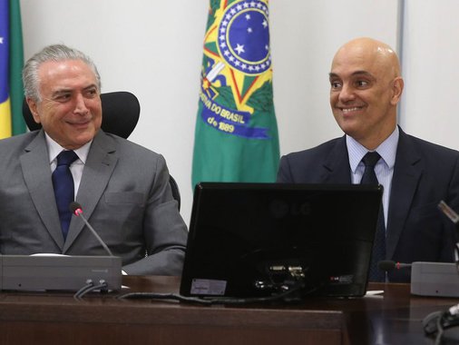 "Qual é o sentido moral que resta neste país quando se nomeia um ministro da Corte Suprema com a intenção manifesta de que sua função será a de proteger corruptos? O que se pode esperar da moralidade social quando os juízes são íntimos daqueles que deveriam julgar, como é o caso de Gilmar Mendes com Temer e com tucanos de alta plumagem?", questiona o professor de Sociologia Aldo Fornazieri; "O Brasil não pode continuar nas mãos daqueles que o estão destruindo. É preciso reconduzir o Brasil no leito da democracia, no sentido social, na busca de direitos, de justiça e de igualdade"