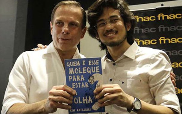 O editor do Tijolaço, Fernando Brito, destaca que a "Folha dá "uma força" ao lançamento do livro de Kim Kataguiri, que qual ao menos o título expressa uma realidade: "Quem é esse moleque para estar na Folha""; "Nos vídeos do MBL vê-se um convescote, talvez, de uma 50 pessoas, no evento, embora se fale que Kim levou três horas autografando os exemplares; o do prefeito João Doria "com um desmanchado ""para o futuro presidente da República"; "a rigor, são dois "filhos da mídia", aos quais se aplica bem a pergunta feita no título do livro", diz Brito; "Dispa-se-lhe dos papéis que interpretam e você encontrará o nada", completa