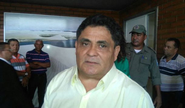 O deputado Cícero Magalhães (PT) afirmou que chegou antes e saiu depois da reunião com o governador Wellington Dias com o senador Ciro Nogueira e lideranças do Progressistas e que em momento algum se falou em pesquisa para indicação do candidato a vice-governador na chapa encabeçada pelo governador Wellington Dias para as eleições de 2018; "É natural que quem tenha mandato queira ser candidato à reeleição, mas a formação da chapa majoritária só será discutida em 2018"; no Piauí Hoje