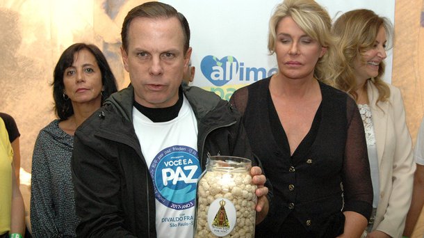 Prefeitura de São Paulo investiu apenas 0,62% do orçamento previsto para aquisição de gêneros alimentícios em produtos orgânicos, o que desrespeita a meta de 3% estipulada em lei, aponta reportagem de Rodrigo Gomes, na Rede Brasil Atual