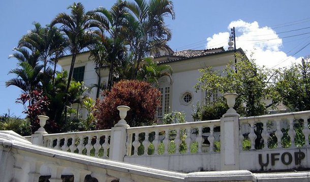 Ministério Público Federal abriu inquérito para investigar o ex-reitor da Universidade Federal de Ouro Preto (Ufop) Jamilson Souza e o professor André Luiz Mayer por desobediência tendo com base uma decisão judicial de 2013 que suspendeu as atividades do Centro de Difusão do Comunismo, núcleo de estudos mantido pela Ufop; Souza e Mayer são investigados pelo suposto crime de desobediência; de acordo com o Ministério Público, Souza e Mayer fizeram uso de recursos públicos visando "convocar pessoas" para a "Liga dos Comunistas"