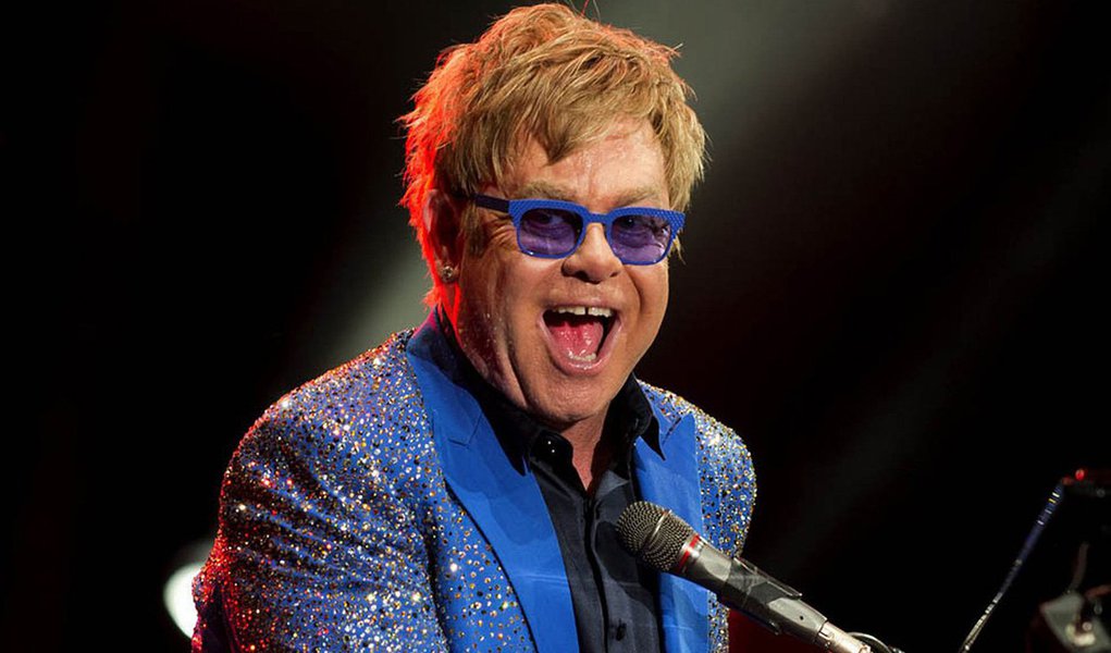Músico britânico Elton John receberá uma homenagem da prestigiosa Fundação Harvard por sua contribuição à luta contra o HIV/Aids; Elton John se unirá a figuras como o arcebispo Desmond Tutu, o ex-secretário-geral da Organização das Nações Unidas (ONU) Ban Ki-moon e à ganhadora do Prêmio Nobel da Paz Malala Yousafzai quando receber o Prêmio Humanitário Peter J. Gomes da Universidade Harvard; cantor criou, 25 anos atrás, a Fundação Elton John Aids, que arrecadou mais de US$ 385 milhões para combater a doença
