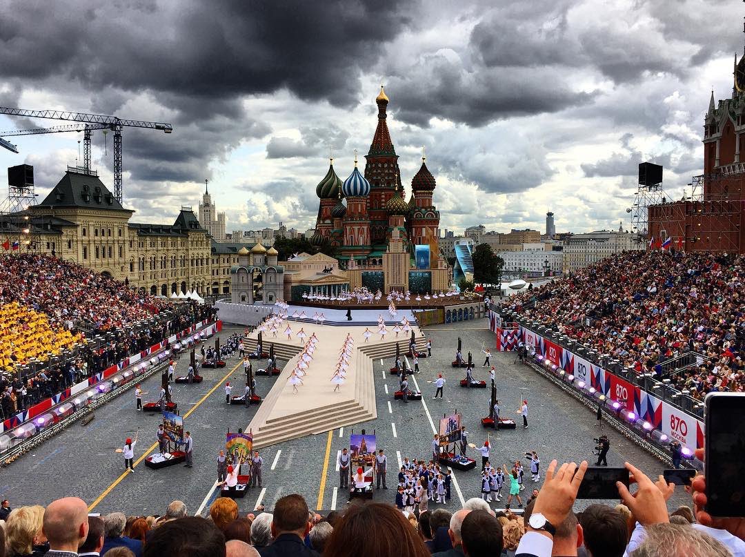 A capital russa, Moscou, celebra neste sábado, 9, seu 870º aniversário; por toda a cidade decorrem festejos comemorativos e concertos com a participação de famosos cantores; líderes do país e o prefeito da capital felicitaram os moscovitas e agradeceram pela sua participação no desenvolvimento da cidade; "Aqui em Moscou estão concentradas e entrelaçadas várias culturas e tradições, aqui foi temperada a força do espírito do nosso povo multinacional", declarou o presidente russo, Vladimir Putin