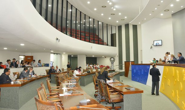 A Assembleia Legislativa aprovou a medida provisória que institui o Programa de Desligamento Voluntário (PDV) aos servidores efetivos do Poder Executivo; o programa oferece incentivos nos casos de licença por interesse pessoal, sem remuneração contínua, e de redução de jornada de trabalho; em troca, o executivo ganha a possibilidade de reduzir despesas com pessoal