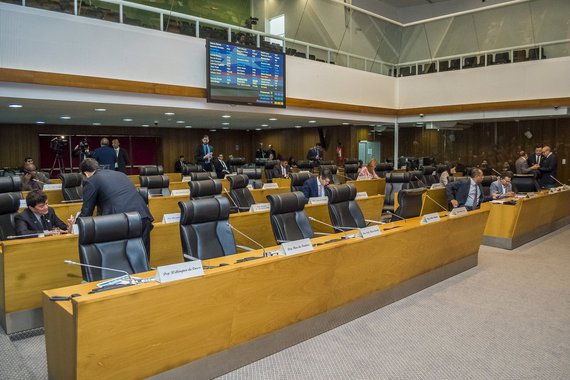 O Plenário aprovou o projeto, de autoria do Poder Executivo, que estima a receita e fixa a despesa do Estado do Maranhão para o exercício financeiro de 2018. De acordo com a proposta orçamentária encaminhada pelo governo à Assembleia Legislativa, a receita total do Estado é estimada no valor de R$ 19,9 bilhões; a Proposta de Lei Orçamentária para o exercício de 2018 prevê aumento de 9,5% em relação a 2017, o que representa R$ 1,7 bilhão; na Educação, a ampliação orçamentária equivale a 23,7%; na Segurança Pública, a alta será de 19,6%;  na Saúde, de 16,9%, levando em consideração a política de expansão da rede hospitalar